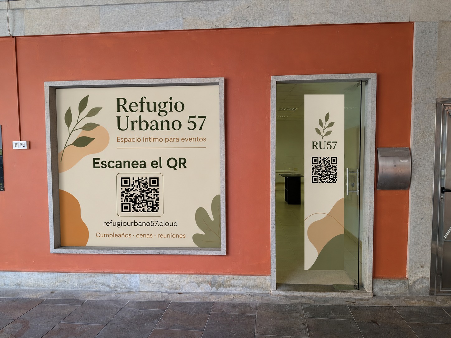 Fachada de Refugio Urbano 57 con acceso y código QR
